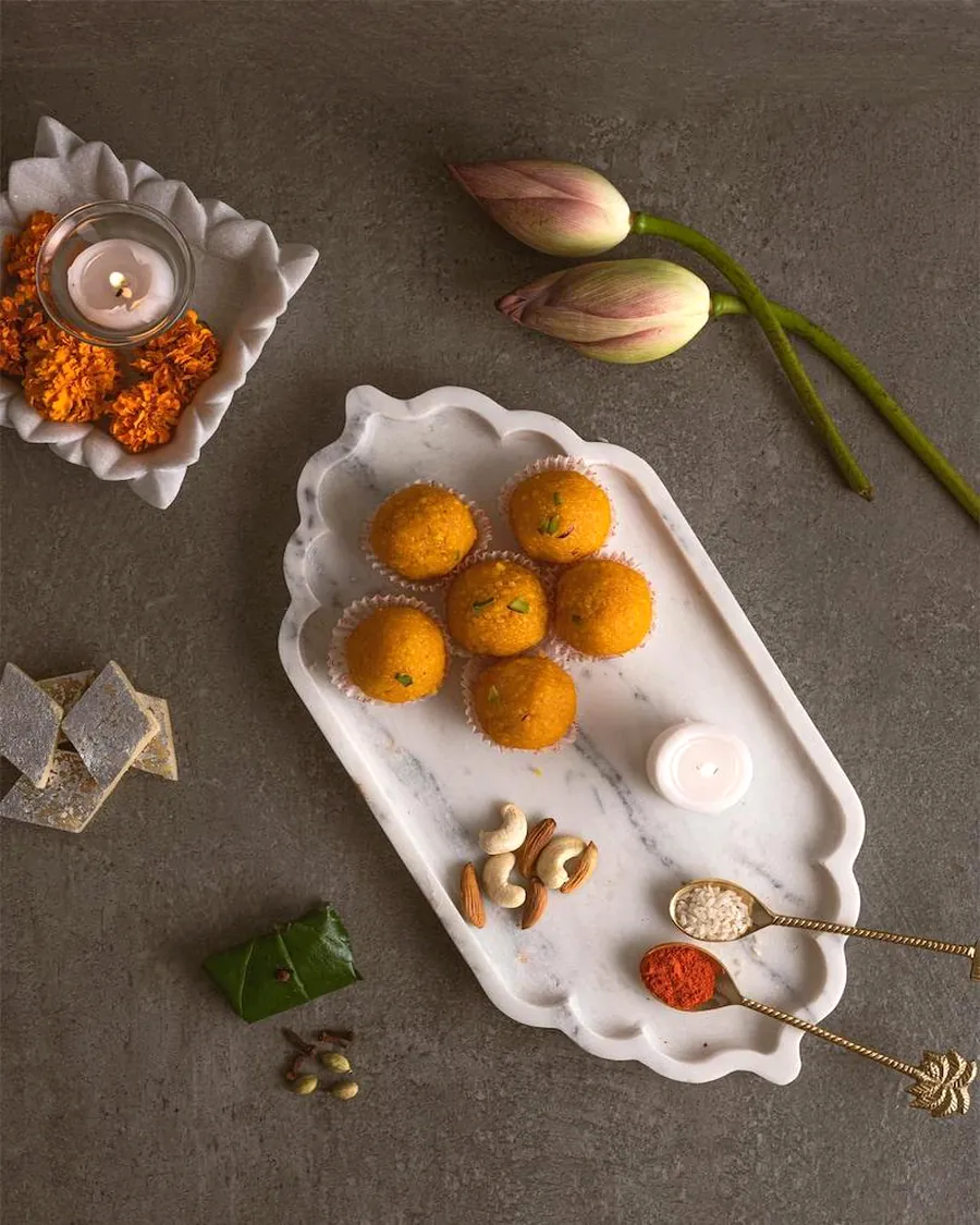 Scalloped Edge Serving Platter — handcrafted marble, Agra